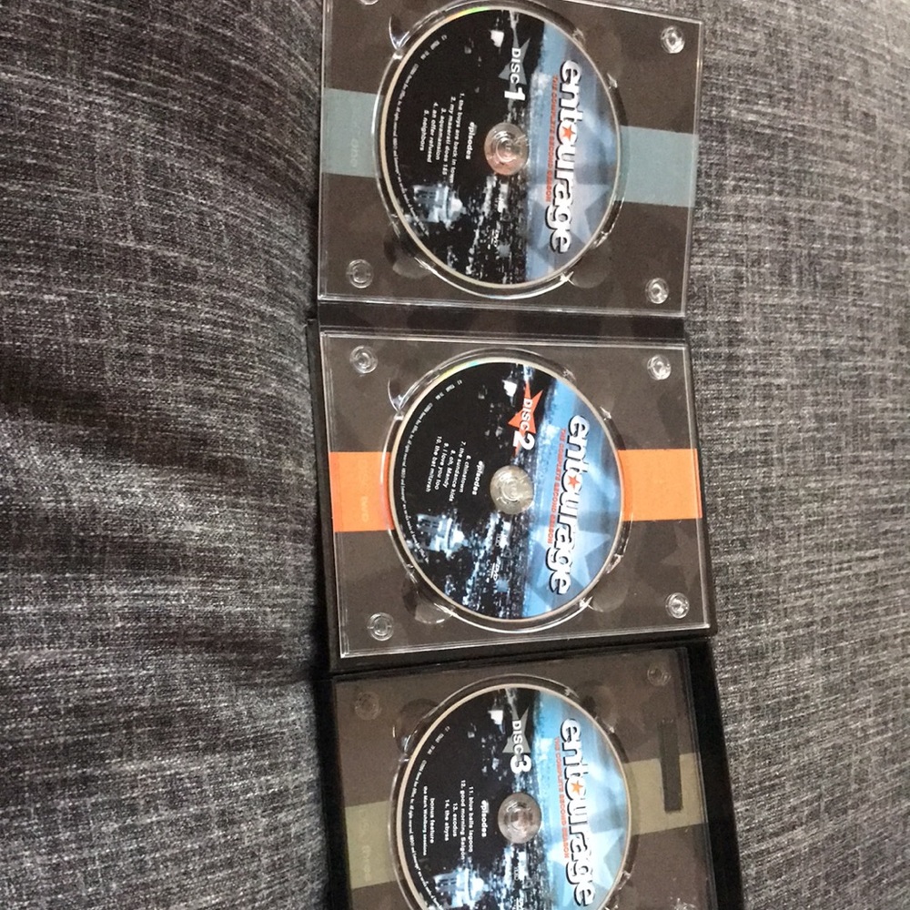 Entourage DVD sets - Picture 3 of 4